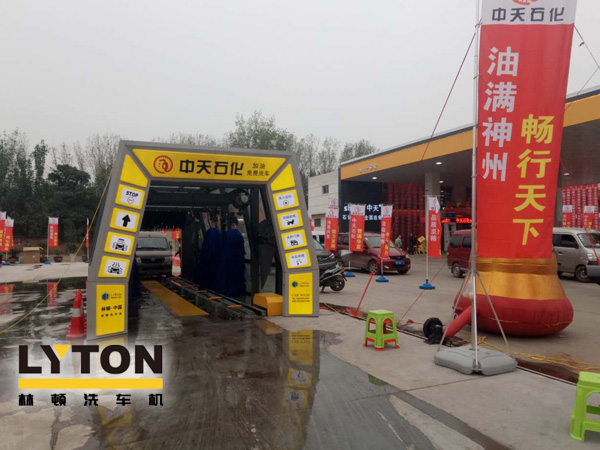 FX-11-7七刷隧道式連續(xù)洗車機(jī)整機(jī)航空鋁合金材質(zhì)加工而成，優(yōu)質(zhì)洗車機(jī)制造工藝。外形美觀新穎、大方。