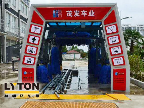 南京林頓電腦洗車機(jī)高壓沖洗、仿型超柔刷洗、自動計(jì)量噴灑洗車液、亮光蠟及強(qiáng)力仿型風(fēng)干等自動洗車工藝操作。