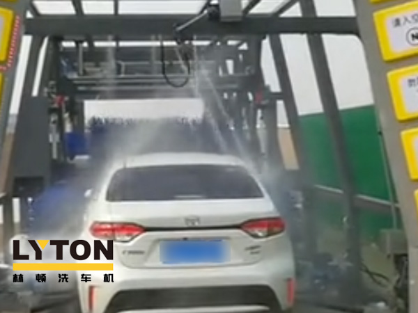 快速高效，洗車效率最高可達(dá)40—60輛/時(shí)，該系列洗車機(jī)是對(duì)要求洗車量比較大的汽車洗車場所之更佳選擇產(chǎn)品之一，如：加油站、汽車美容店、4S店......