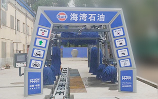 致力加油站價(jià)值鏈運(yùn)營的營銷管理，為更多的品質(zhì)車主提供優(yōu)質(zhì)服務(wù)！GULF海灣石油加油站配置林頓FX11系列隧道式電腦洗車機(jī)