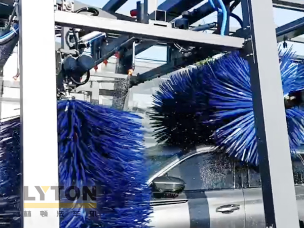 因?yàn)閷W?,所以專業(yè)!常州惠眾汽車俱樂部安裝2臺(tái)林頓FX11系列全自動(dòng)洗車機(jī)