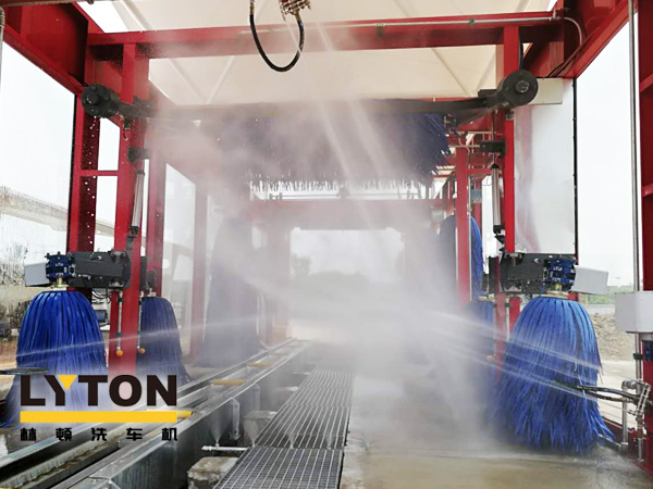 連續(xù)通過式洗車工藝、高效清洗速度！林頓fx80型隧道式電腦洗車機(jī)