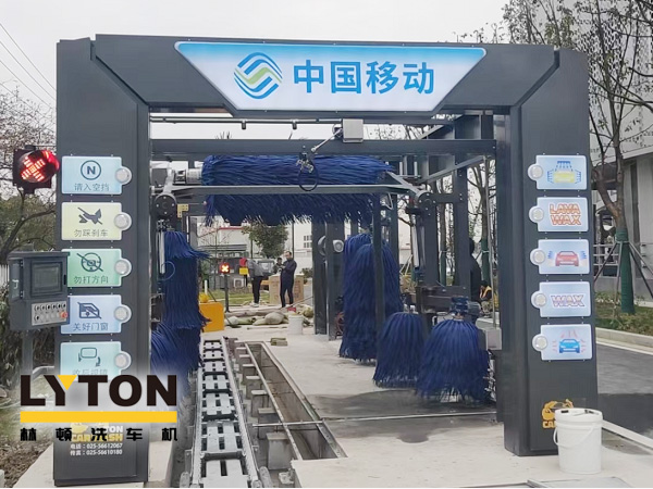 FX-80A系列隧道連續(xù)式全自動(dòng)洗車機(jī)框架采用的是fx11框架材質(zhì)，造型為fx80設(shè)備樣式。機(jī)型設(shè)計(jì)新穎、美觀大方，為林頓全自動(dòng)洗車機(jī)新品機(jī)型。