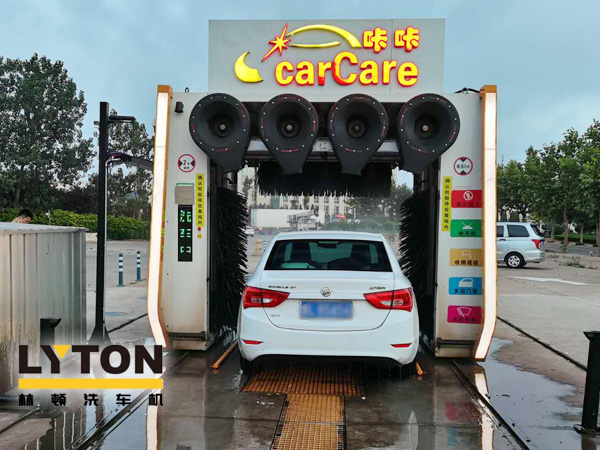 綜合性服務(wù)加油場(chǎng)站常態(tài)化！加油超30L免費(fèi)洗車(chē)，山東日照中石油carCare咔咔配置龍門(mén)往復(fù)式電腦洗車(chē)機(jī)