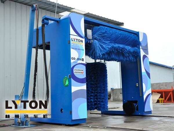 2019新款龍門往復(fù)式電腦洗車機整體熱浸鋅烤漆整機框架永不生銹。配泡棉軟刷、塑玻絲輪刷、低噪音固定式強力頂風(fēng)機系統(tǒng)，設(shè)備經(jīng)久耐用。