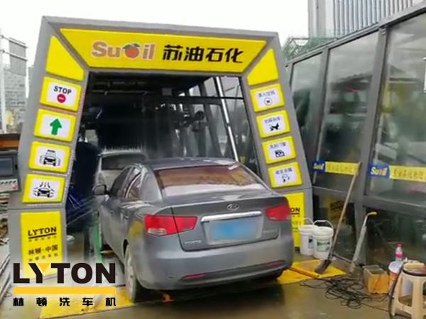 圖二:聲勢赫奕,應(yīng)接不暇!貴陽蘇油石化雙子座FX-11隧道式電腦洗車機(jī)調(diào)試完成。