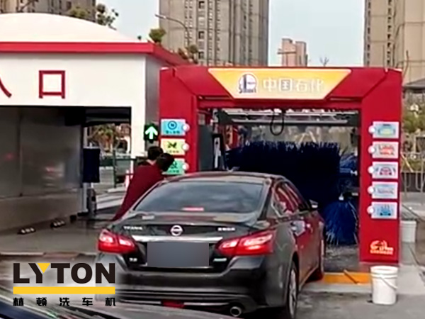 常州中石化FX-11-7雙風(fēng)機7刷電腦洗車機設(shè)備交付使用，現(xiàn)場排起來了長龍。