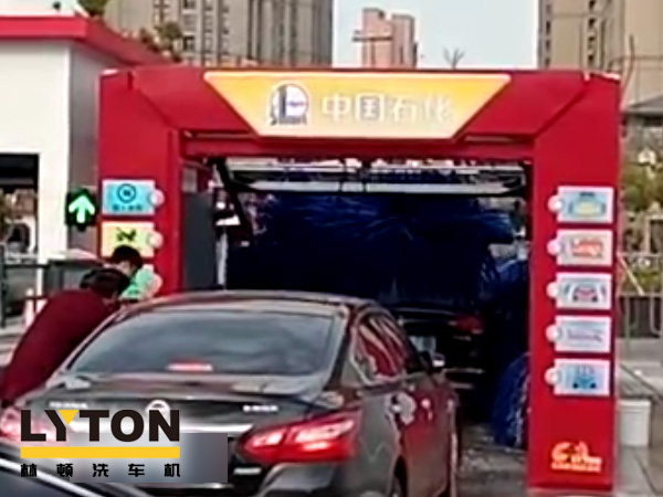 常州中石化FX-11-7雙風(fēng)機7刷電腦洗車機設(shè)備交付使用，現(xiàn)場排起來了長龍。