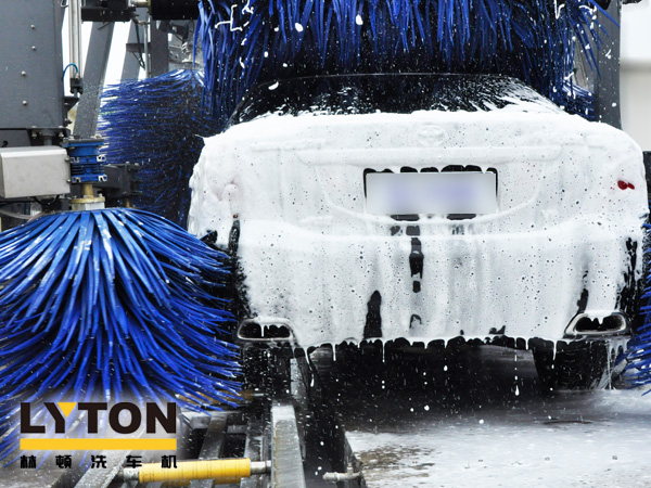 經(jīng)電腦洗車機(jī)毛刷洗刷，使車身光亮如新在車身上形成一層光亮、不易揮發(fā)的高分子聚合保護(hù)膜，這種保護(hù)膜具有抗水、耐磨、防曬、防腐蝕的特點(diǎn)。