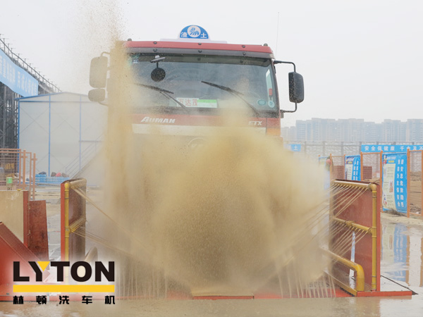 專為沖洗各類礦場(chǎng)運(yùn)輸車輛輪胎、底盤及兩側(cè)。集水循環(huán)使用、結(jié)構(gòu)輕、安裝便等諸多優(yōu)點(diǎn)——林頓電腦洗車機(jī)系列格柵式洗輪機(jī) 