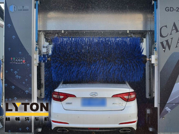 根據(jù)電腦洗車機(jī)工作方式的不同可分為隧道式電腦洗車機(jī)及往復(fù)式龍門洗車機(jī)，其核心本質(zhì)區(qū)別在于洗車機(jī)、汽車誰(shuí)在動(dòng)。