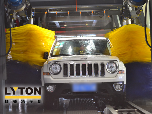 重要提醒！炎炎夏日，電腦洗車機設(shè)備洗車前務(wù)必記得先用玻璃水先冷卻擋風(fēng)玻璃，防止玻璃爆裂！