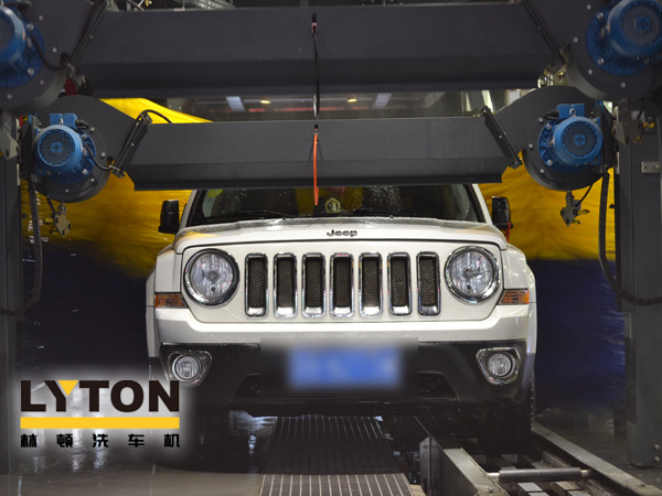 重要提醒！炎炎夏日，電腦洗車機設(shè)備洗車前務(wù)必記得先用玻璃水先冷卻擋風(fēng)玻璃，防止玻璃爆裂！