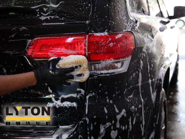 電腦洗車機(jī)洗車時(shí)代，其優(yōu)勢無需多言。極高洗車效率、節(jié)約水資源、符合環(huán)保要求、降低經(jīng)營成本、經(jīng)營者獲利更大。 