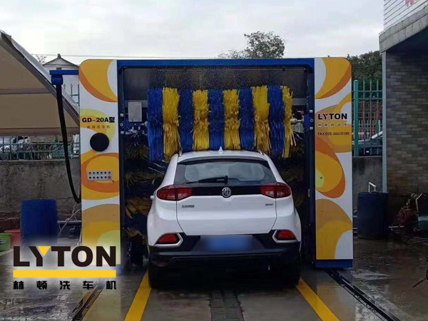 您的愛車也需要華麗與整潔的外表。那么接下來各位可要注意了，中魯石化加油站配置GD-20A型龍門往復(fù)式全自動電腦洗車機！加油也可免費洗車機啦！快來體驗免費的智能洗車服務(wù)吧。