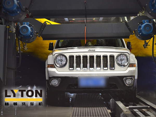 嚴(yán)冬要做好水管、水泵等的防寒措施，室外的水管要加裝保溫層。