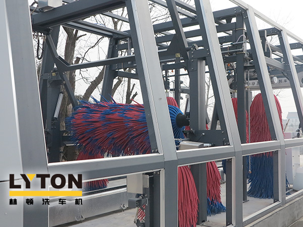 為抵御疫情，目前，各地企業(yè)已經(jīng)根據(jù)不同的行業(yè)特點(diǎn)進(jìn)行復(fù)工或延遲復(fù)工安排，全力抓好復(fù)工復(fù)產(chǎn)各項(xiàng)工作。林頓電腦洗車機(jī)持續(xù)筑牢安全生產(chǎn)防線，全方位做好復(fù)工前各項(xiàng)疫情防控工作，對(duì)廠區(qū)多次消毒工作。