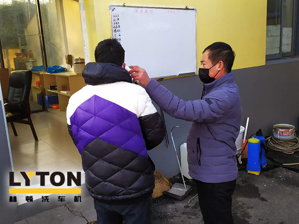 貫徹和宣傳《市公安局關(guān)于依法打擊疫情防控期間違法犯罪行為的通告》、《來寧返寧人員公告》推動企業(yè)防疫工作和復(fù)工復(fù)產(chǎn)兩手抓！