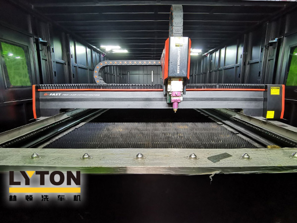 林頓電腦洗車機(jī)秉持匠心制造的標(biāo)準(zhǔn),致力為客戶提供高品質(zhì)的專業(yè)洗車設(shè)備。引進(jìn)FIBER LASER CUTTING MACHINE大型光纖激光切割機(jī)實現(xiàn)加工產(chǎn)品精度更高,切割口更光滑,速度更快,效率更高!進(jìn)一步保證洗車設(shè)備的加工品質(zhì)！