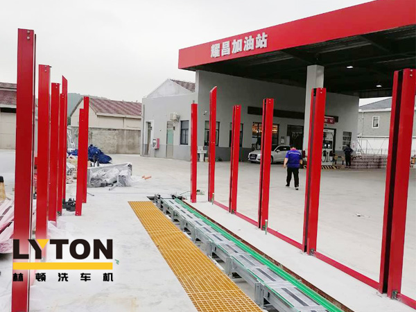 全自動一站式服務(wù)洗車！武進(jìn)耀昌加油站fx80林頓電腦洗車機(jī)安裝中！操作方便快捷！