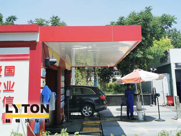 大浪淘沙，服務(wù)致勝。前不久，龍城中石化配置林頓FX-80A系列隧道連續(xù)式電腦洗車機(jī)。該加油場站始終秉持“服務(wù)創(chuàng)造價(jià)值”的經(jīng)營理念，不斷提高員工服務(wù)意識，努力提升服務(wù)品質(zhì)，從而促進(jìn)業(yè)績提升。