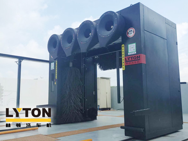 設(shè)備整體熏黑式的設(shè)計，極具潮流感！林頓推出五刷龍門往復(fù)式電腦洗車機