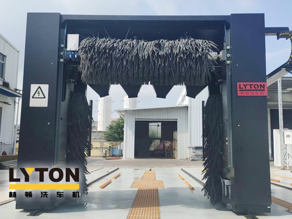 全身黑化,力量感十足！配泡棉軟刷、塑玻絲輪刷、低噪音固定式強力頂風(fēng)機系統(tǒng)，設(shè)備經(jīng)久耐用——林頓五刷龍門往復(fù)式電腦洗車機