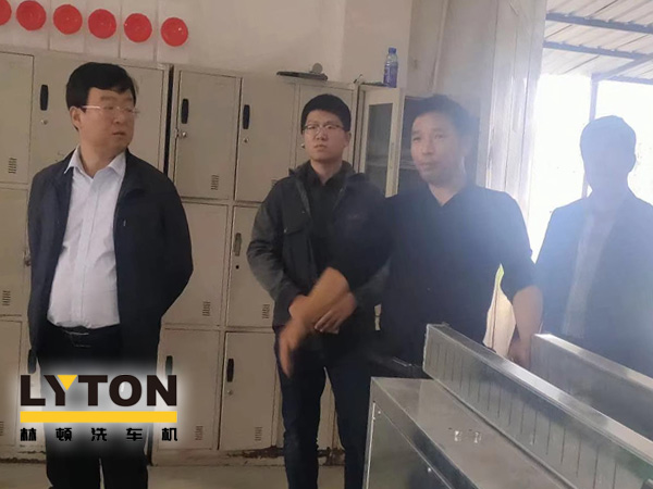 崔總向領(lǐng)導(dǎo)們講解了整個(gè)林頓電腦洗車機(jī)生產(chǎn)流程及工藝制作，對(duì)于電腦洗車機(jī)整個(gè)裝配過(guò)程考察團(tuán)給予了極大的贊許。