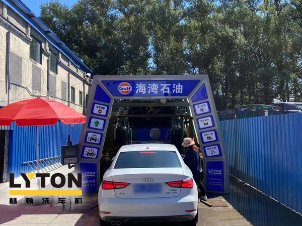 致力加油站價(jià)值鏈運(yùn)營(yíng)的營(yíng)銷管理，為更多的品質(zhì)車主提供優(yōu)質(zhì)服務(wù)！GULF海灣石油加油站配置林頓FX11系列隧道式電腦洗車機(jī)