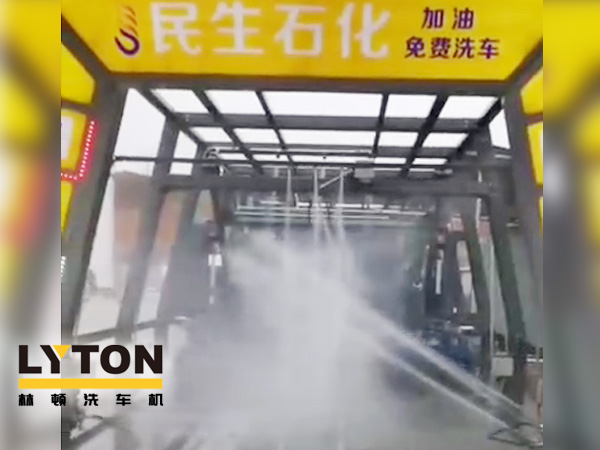 黃色款林頓FX-11系列隧道式連續(xù)全自動洗車機(jī)設(shè)備，外表高壓沖洗、仿型超柔刷洗、輪刷清洗等，眾多客戶選擇！