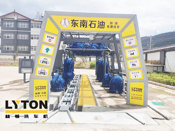 黃色款林頓FX-11系列隧道式連續(xù)全自動洗車機(jī)設(shè)備，外表高壓沖洗、仿型超柔刷洗、輪刷清洗等，眾多客戶選擇！