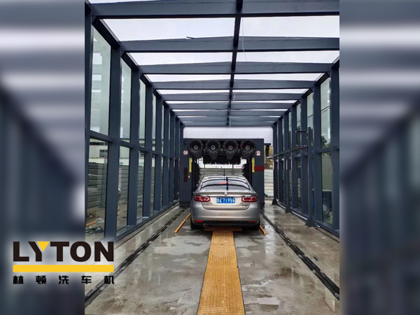 適合場(chǎng)地面積較小，特別是門面房一類的汽車美容店等。該系列洗車機(jī)機(jī)型已在全國(guó)各大中城市普遍使用，得到客戶的一致贊許。