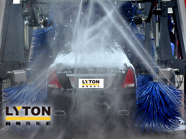 沉穩(wěn)的“工作態(tài)度”、出眾的“潔凈效率”！林頓FX11全自動(dòng)洗車機(jī)為廣大車主提供服務(wù)，享受至簡(jiǎn)洗車新體驗(yàn)