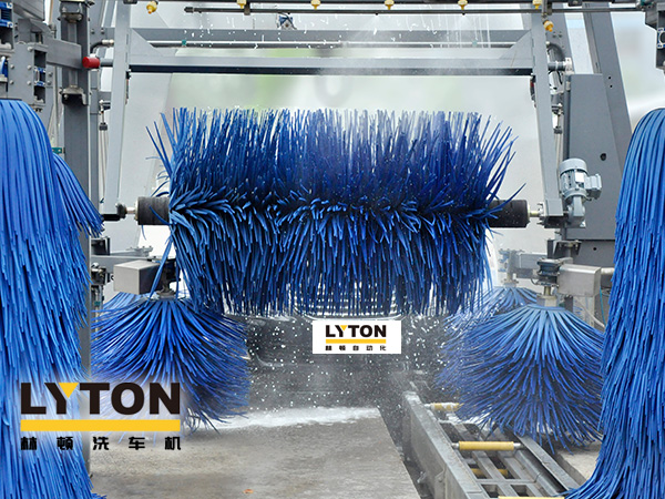 沉穩(wěn)的“工作態(tài)度”、出眾的“潔凈效率”！林頓FX11全自動(dòng)洗車機(jī)為廣大車主提供服務(wù)，享受至簡(jiǎn)洗車新體驗(yàn)