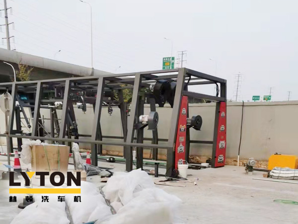 融南匯北 水韻淮安！淮安某單位選購林頓FX11系列隧道式全自動洗車機，現(xiàn)設備主體框架已安裝完畢