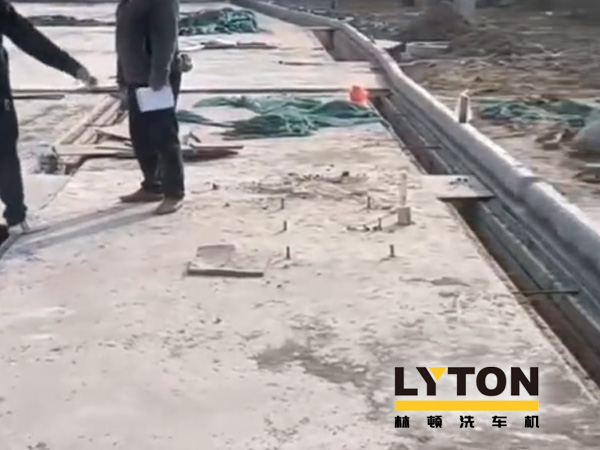 南通公交新裝配lyton大型通道式巴士洗車(chē)機(jī)，現(xiàn)洗車(chē)機(jī)基礎(chǔ)建設(shè)已完工，待發(fā)貨安裝