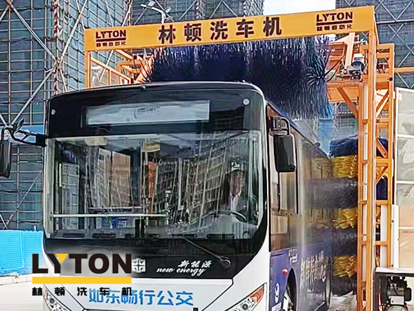 為乘客打造整潔乘車環(huán)境，如東暢行公交配置林頓3刷大巴全自動(dòng)洗車機(jī)