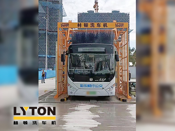 為乘客打造整潔乘車環(huán)境，如東暢行公交配置林頓3刷大巴全自動(dòng)洗車機(jī)