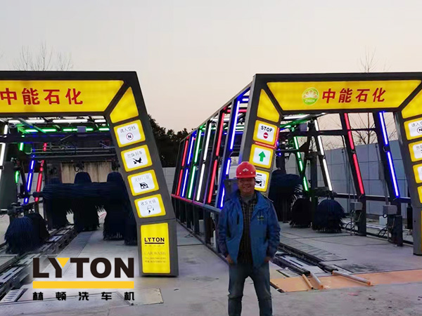 疫情時期，為減少人員接觸，加油站“無接觸”智能全自動洗車機服務(wù)受車主青咪