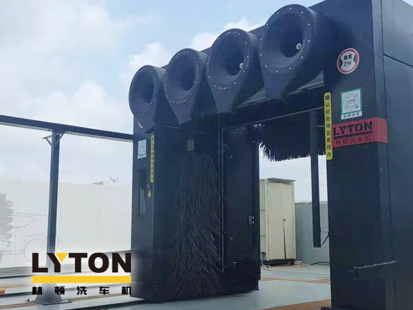 林頓龍門往復式全自動洗車機全過程自動控制運行！快捷可靠性好！設備外觀美觀大方！