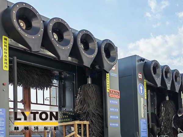 林頓龍門往復式全自動洗車機全過程自動控制運行！快捷可靠性好！設備外觀美觀大方！