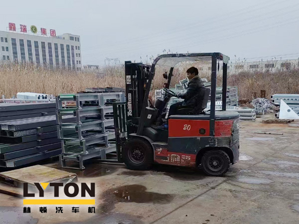 眾多加油站及公司自動洗車設備的供應商！品質(zhì)肯定！林頓全自動洗車機發(fā)貨現(xiàn)場