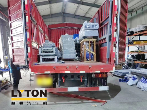 眾多加油站及公司自動洗車設備的供應商！品質(zhì)肯定！林頓全自動洗車機發(fā)貨現(xiàn)場