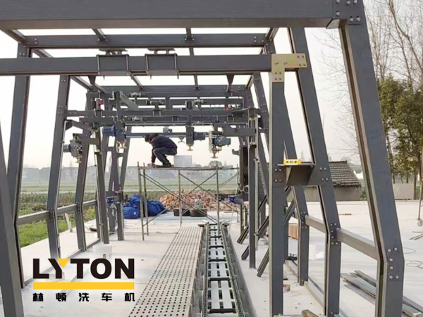 量身定制的解決方案、強(qiáng)大的洗車吞吐能力、卓越的汽車清洗效果、超高的盈利能力——隧道式全自動洗車機(jī)