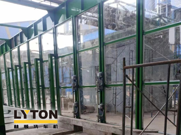 全自動洗車機(jī)安裝場所之加油站!提升油站高品質(zhì)服務(wù)的企業(yè)形象，有利于口碑傳播！