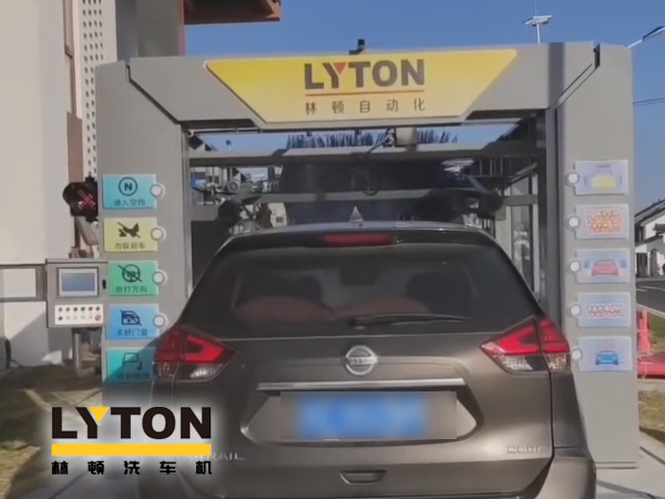 江南古鎮(zhèn)周莊網(wǎng)紅打卡加油站全自動洗車機安裝完工！現(xiàn)調(diào)試洗車！