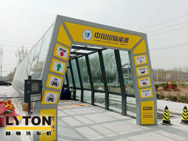 隧道式全自動(dòng)洗車機(jī)——高效、快速、節(jié)水的洗車設(shè)備，適用于多種車型的清洗。