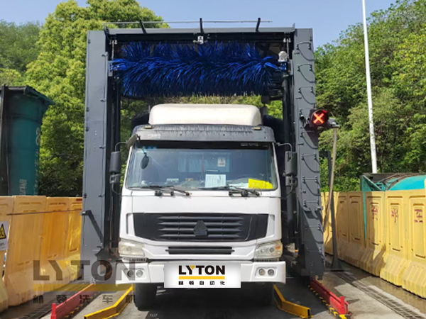 林頓龍門(mén)往復(fù)式巴士洗車機(jī)、移動(dòng)大巴洗車機(jī)！廣泛應(yīng)用于全國(guó)各大城市公交系統(tǒng)