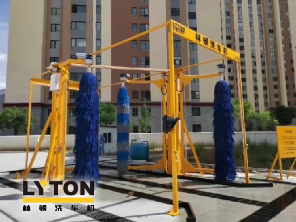 大型通道式巴士洗車機(jī)，廣泛應(yīng)用于城市公交系統(tǒng)。全自動(dòng)洗車機(jī)設(shè)備選林頓，專注清洗，誠信服務(wù)每一個(gè)客戶！