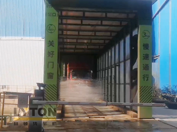 南京林頓ZX-400型自行式洗車機(jī)作業(yè)視頻，廣泛應(yīng)用于園林環(huán)保、城市管理及固體垃圾填埋場(chǎng)、煤礦、有色金屬礦場(chǎng)等場(chǎng)所